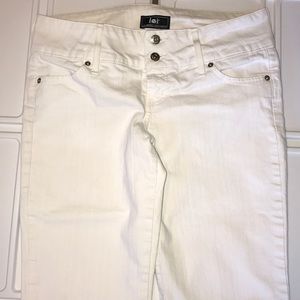 ⭐️EUC Lei White Capri Jeans